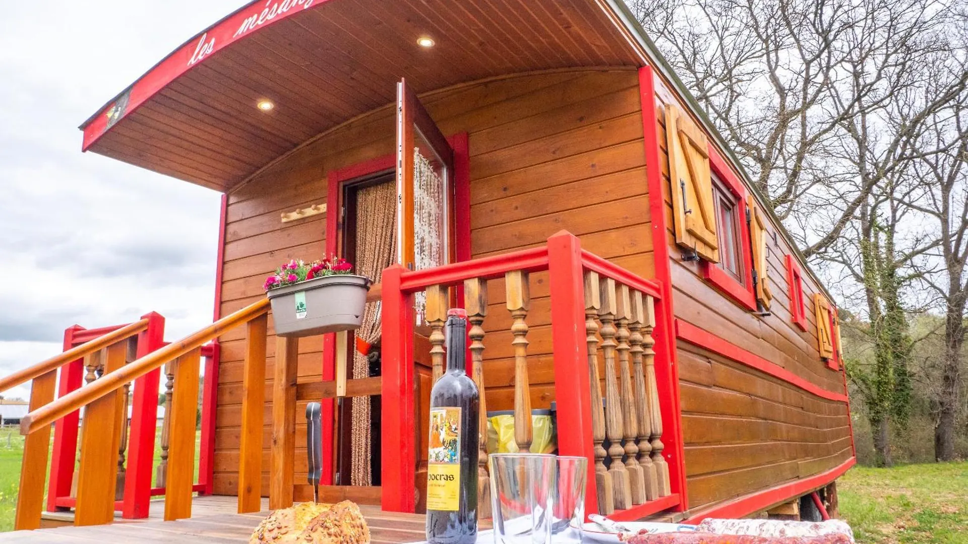 Farm stay Gites Et Roulottes Au Domaine De La Trille Sainte-Foi